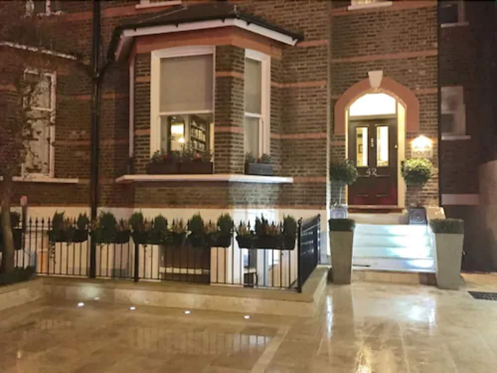Aviva Studios Лондон Экстерьер фото